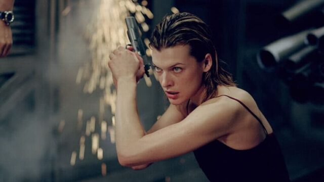 映画『バイオハザード』銃を構えるアリス